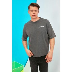 Trendyol Anthracite Men's Oversize Bike Collar Short Sleeve Printed T-Shirt vyobraziť