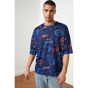 Trendyol Navy Blue Men's Oversize Bike Collar Short Sleeve Printed T-Shirt vyobraziť