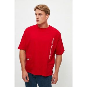 Trendyol Red Men's Oversize Crew Neck Short Sleeve Printed T-Shirt with Pocket vyobraziť