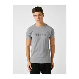 Koton Men's Gray Embossed Letter Short Sleeve Cotton T-Shirt vyobraziť