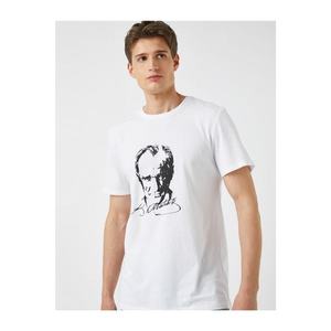 Koton Atatürk Printed T-Shirt Crew Neck vyobraziť