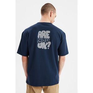Trendyol Navy Blue Men's Oversized Short Sleeve Reflector Printed T-Shirt vyobraziť