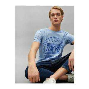 Koton Men's Blue Lettering Printed Short Sleeve Cotton T-Shirt vyobraziť