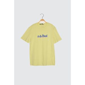 Trendyol Yellow Men's Slim Fit Short Sleeve Embroidered T-Shirt vyobraziť