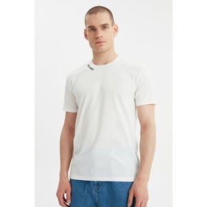 Trendyol White Men's Regular Fit Short Sleeve Embroidery Detailed Collar T-Shirt vyobraziť