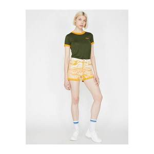 Koton Women's Yellow Normal Waist Pocket Detailed Patterned Jean Shorts vyobraziť