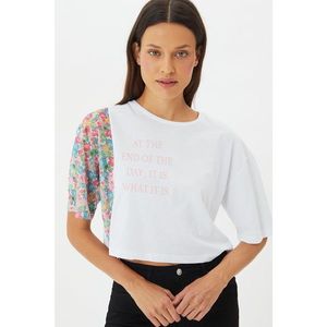 Trendyol White Tulle Detailed Printed Crop Knitted T-Shirt vyobraziť