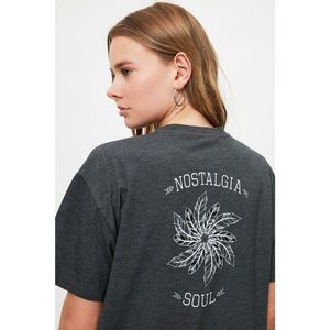 Trendyol Anthracite Back Printed Boyfriend Knitted T-Shirt vyobraziť