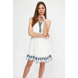 Trendyol White Lace Detailed Embroidered Dress vyobraziť