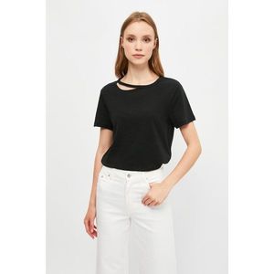 Trendyol Black Cut Detailed Knitted T-shirt T-Shirt vyobraziť