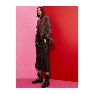 Koton Women's Black Leather Look Crop Trousers vyobraziť