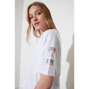 Trendyol Boyfriend Knitted T-Shirt WITH White Sleeve Embroidery vyobraziť