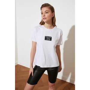 Trendyol Basic Knitted T-Shirt WITH White Patch Detail vyobraziť