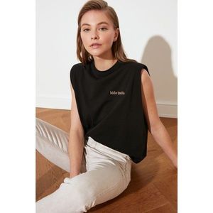 Trendyol Basic Knitted T-Shirt WITH Black Embroidery vyobraziť
