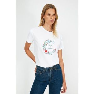 Trendyol White Embroidered Basic Knitted T-Shirt vyobraziť