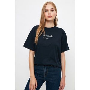 Trendyol Navy Blue Printed Boyfriend Knitted T-Shirt vyobraziť