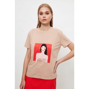 Trendyol Beige Printed Semifitted Knitted T-Shirt vyobraziť