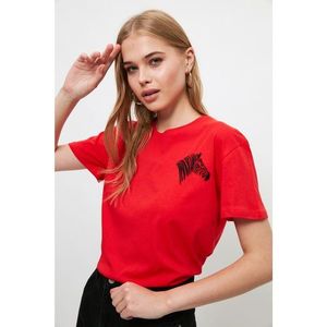 Trendyol Red Embroidered Semifitted Knitted T-Shirt vyobraziť