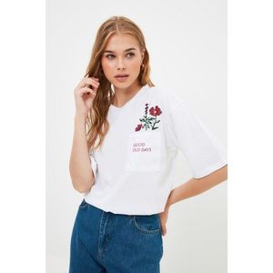 Trendyol White Embroidered Loose Knitted T-Shirt vyobraziť