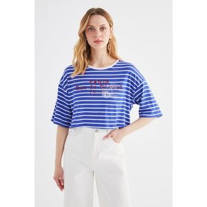 Trendyol Blue Printed and Striped Loose Crop Knitted T-Shirt vyobraziť
