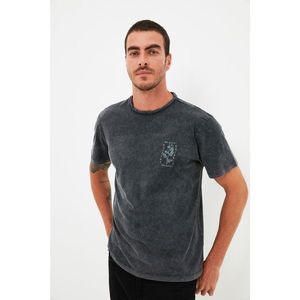 Trendyol Anthracite Men Regular Fit Crew Neck Short Sleeve Wash Effect Printed T-Shirt vyobraziť