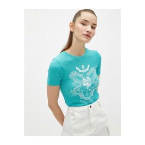 Koton Women's Green Printed Crew Neck Corduroy T-Shirt vyobraziť