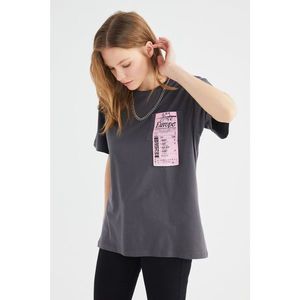 Trendyol Anthracite Boyfriend Print and Pocket Detailed Knitted T-Shirt vyobraziť