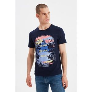 Trendyol Navy Blue Men Slim Fit Short Sleeve Slogan Printed T-Shirt vyobraziť