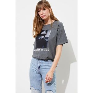 Trendyol Grey Leaf and Board Printed Boyfriend Knitted T-Shirt vyobraziť