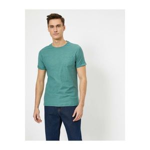 Koton Men's Green Bike Collar Pocket Detail Flamed Fabric Slim Fit Basic T-shirt vyobraziť