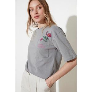 Trendyol Loose Knitted T-Shirt WITH Grey Embroidery vyobraziť