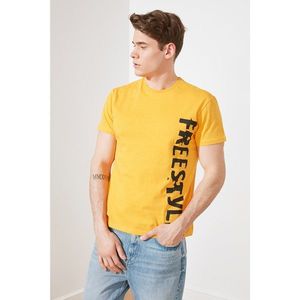 Trendyol Mustard Men's Regular Fit Bike Collar Zero Sleeve Printed T-Shirt vyobraziť