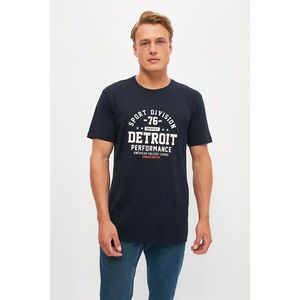 Trendyol Navy Blue Men's Regular Fit Crew Neck Short Sleeve Printed T-Shirt vyobraziť