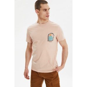 Trendyol Dried Rose Men's Regular Fit Crew Neck Short Sleeve Printed T-Shirt vyobraziť