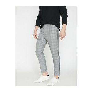 Koton Men's Gray Checkered Pocket Detailed Regular Cut Trousers vyobraziť