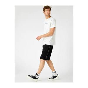 Koton Men's Black Stripe Detailed Cotton Shorts vyobraziť