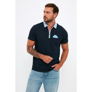 Trendyol Navy Blue Men Regular Fit Short Sleeved Cloud Embroidery Polo Neck T-shirt vyobraziť