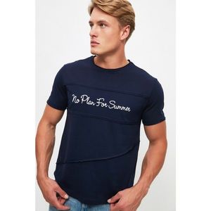 Trendyol Navy Blue Men Regular Fit Crew Neck Short Sleeve Embroidered Embroidered T-Shirt vyobraziť