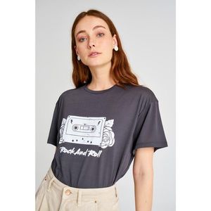 Trendyol Gray Printed Boyfriend Knitted T-Shirt vyobraziť