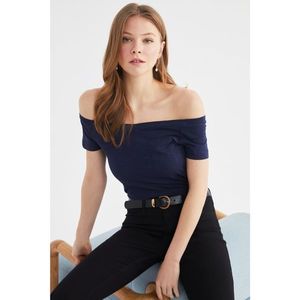 Trendyol Navy Blue Carmen Collar Knitted T-Shirt vyobraziť