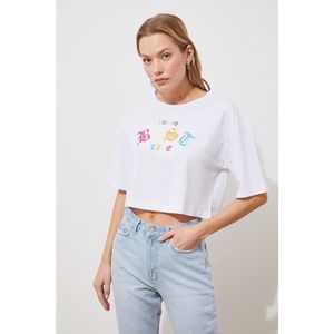 Trendyol White Embroidered Loose Crop Knitted T-Shirt vyobraziť