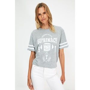 Trendyol Gray Boyfriend Printed Knitted T-Shirt vyobraziť