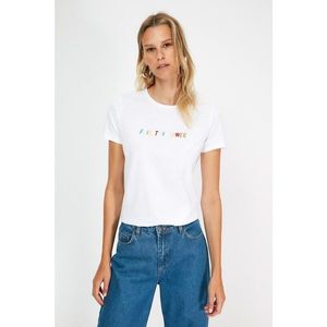 Trendyol White Embroidered Basic Knitted T-Shirt vyobraziť