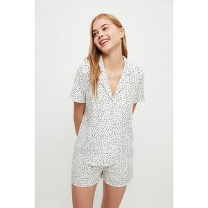 Trendyol Polka Dot Woven Pajamas Set vyobraziť