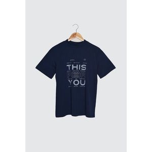 Trendyol Navy Blue Printed Stand Up Collar Basic Knitted T-Shirt vyobraziť