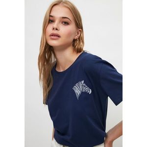 Trendyol Navy Blue Embroidered Semifitted Knitted T-Shirt vyobraziť
