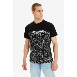 Trendyol Black Men's Regular Fit Crew Neck Short Sleeve Printed T-Shirt vyobraziť