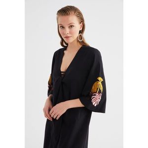 Trendyol Black Embroidery Detailed Kimono & Kaftan vyobraziť