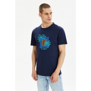 Trendyol Navy Blue Men's Regular Fit Crew Neck Short Sleeve Printed T-Shirt vyobraziť