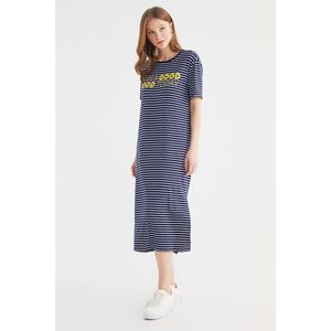 Trendyol Navy Blue Printed and Striped Midi Knitted Dress vyobraziť